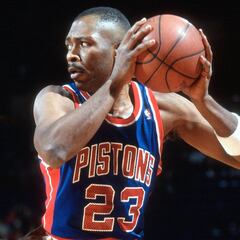 Mark Aguirre, fue el primer jugador mexicoamericano en conseguir un título NBA y hoy está cumpliendo años