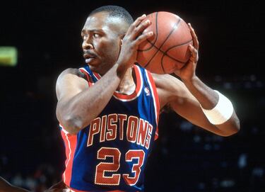 El problemático Aguirre cambió Dallas por Detroit en 1989. Fue traspasado a los Pistons a cambio de Adrian Dantley y una primera ronda del draft y muchos se alegraron de perderle de vista en Texas.  En Detroit, el alero formaría equipo con los Bad Boys: Isiah Thomas, Joe Dumars, Vinnie Johnson, Bill Laimbeer, Dennis Rodman, John Salley…. El carácter de Aguirre y su estilo de juego chocaron con la filosofía del equipo, y en una famosa cena que mantuvieron varios compañeros de equipo, Laimbeer le dejó bien claro cuál era su sitio en los Pistons. Contra todo pronóstico Aguirre encajó bien las críticas y se adaptó rápidamente al juego de Detroit, ayudando a los Pistons a conseguir el primer lugar del Este. Ese año ganaron el anillo a los Lakers, y el siguiente repitieron contra los Blazers, siendo además una pesadilla constante para Michal Jordan. Un equipo histórico con un jugador problemático, pero también diferencial. Dwayne Wade: de Cavs a Heat (2018)