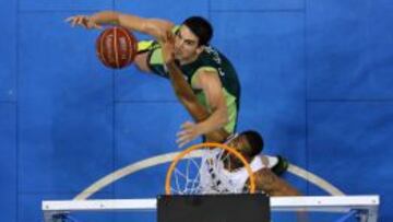Carlos Suárez pelea por un rebote contra Darden durante el tercer encuentro de las semifinales de los playoffs.