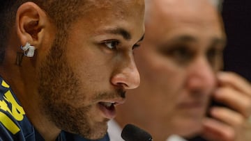 Neymar y Tite, durante una rueda de prensa de la selecci&oacute;n brasile&ntilde;a.