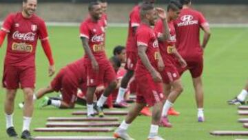 Jugadores de la selecci&oacute;n de Per&uacute;, en un entrenamiento.