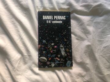 Conciencia medioambiental en estos días tan largos. 'El 6º continente' de Pennac. La isla de plástico en el océano Pacífico con el tamaño de dos terceras partes de Australia. Duro, bien escrito, impactante. 