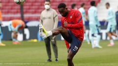 Moussa Dembélé durante el calentamiento previo al partido. 