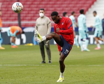 Moussa Demb¨¦l¨¦ durante el calentamiento previo al partido.