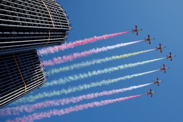 La Patrulla Águila sobrevolando el cielo de Madrid durante durante el desfile del 12 de octubre de las Fuerzas Armadas.