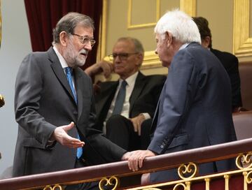 Los expresidentes del Gobierno Mariano Rajoy y Felipe González conversan durante el acto de jura de la Constitución ante las Cortes Generales.