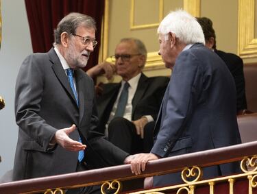 Los expresidentes del Gobierno Mariano Rajoy y Felipe González conversan durante el acto de jura de la Constitución ante las Cortes Generales.