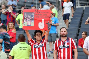 Un seguidor del conjunto rojiblanco muestra una pancarta pidiendo una foto a Marcos Llorente.