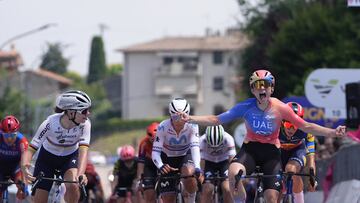 Chiara Consonni celebra su victoria en el Giro Women 2024.
