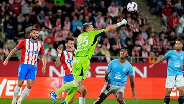 Celta Vigo's Spanish goalkeeper #25 Vicente Guaita deflects the ball during the Spanish league football match between Girona FC and RC Celta de Vigo at the Montilivi stadium in Girona on October 27, 2023. (Photo by Pau BARRENA / AFP)