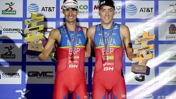 Mario Mola y Fernando Alarza posan con los trofeos de ganador y del tercer puesto de las Series Mundiales de Triatl&oacute;n tras la disputa de la &uacute;ltima prueba en la isla de Cozumel, M&eacute;xico.