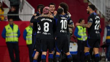 Los jugadores del Atlético celebran abrazados el gol de Morata.