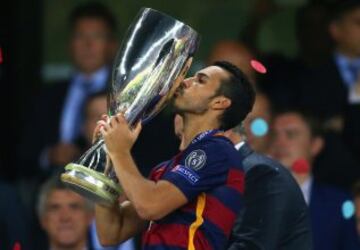 Pedro con la copa de la Supercopa de Europa.