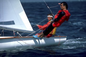 Los regatistas canarios Luis Doreste y Roberto Molina, participantes en las regatas olímpicas en la clase 470, consiguieron en la penúltima regata la primera medalla de oro española en los Juegos Olímpicos de Los Ángeles.