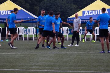 El equipo argentino hizo un trabajo regenerativo en la cancha principal de la Federación Colombia de Fútbol. Villa y Fabra, los dos colombianos presentes. 