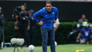 AME6299. GUADALAJARA (MÉXICO), 15/05/2024.- Andrés Soares Jardine entrenador de América reacciona ante Guadalajara este miércoles, durante un partido de las semifinales del torneo clausura 2024 de la Liga Mx, disputado en el Estadio Akron en la ciudad de Guadalajara (México). EFE/ Francisco Guasco
