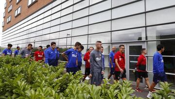 La plantilla, a las puertas del hotel del Leicester.