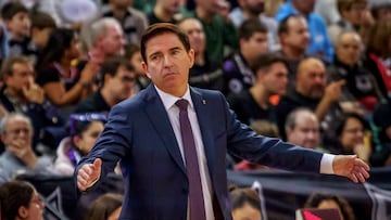 VALENCIA, 28/12/2025.- El entrenador del Barça, Xavi Pascual, durante el partido de la jornada 12 de la Liga Endesa que disputan el Valencia Basket y el Morabanc Andorra este domingo. EFE/Miguel Ángel Polo.