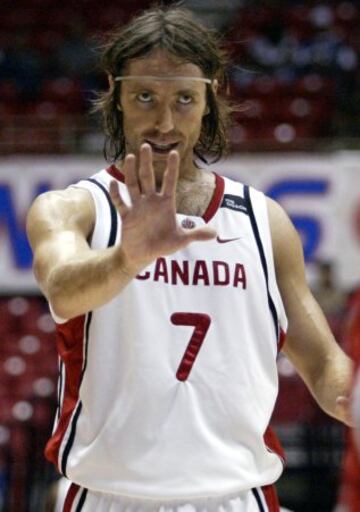 Steve Nash con la selección de Canadá durante la clasificación para los JJOO de Grecia 2004.