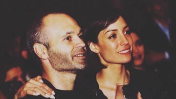 El futbolista Andrés Iniesta con su mujer, Anna Ortiz.