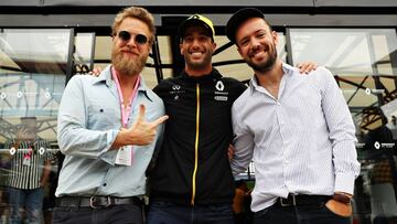 NORTHAMPTON, ENGLAND - JULY 14: Daniel Ricciardo of Australia and Renault Sport F1 poses for a photo with Edward Dwayne (L) and Ben Lovett (R) of Mumford and Sons before the F1 Grand Prix of Great Britain at Silverstone on July 14, 2019 in Northampton, England. (Photo by Mark Thompson/Getty Images)