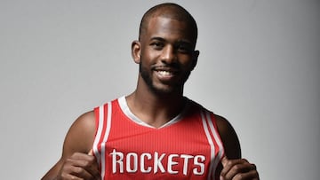 Chris Paul ya posa con la camiseta de los Rockets.