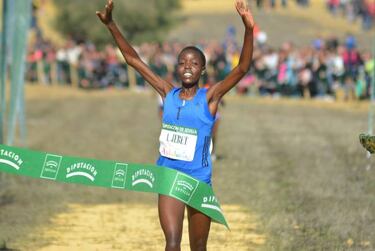 Cheptegei vence al sprint a su compatriota Kiplimo en Itálica