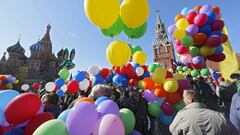 MOSC&Uacute; (RUSIA) 01/05/2016.- Miles de personas marchan con globos de colores por la Plaza Roja de Mosc&uacute; con motivo del 1&ordm; de mayo, D&iacute;a del Trabajo, en Mosc&uacute;, Rusia. 
 EFE/Sergei Ilnitsky