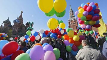 MOSCÚ (RUSIA) 01/05/2016.- Miles de personas marchan con globos de colores por la Plaza Roja de Moscú con motivo del 1º de mayo, Día del Trabajo, en Moscú, Rusia.
EFE/Sergei Ilnitsky