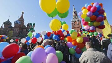 MOSC&Uacute; (RUSIA) 01/05/2016.- Miles de personas marchan con globos de colores por la Plaza Roja de Mosc&uacute; con motivo del 1&ordm; de mayo, D&iacute;a del Trabajo, en Mosc&uacute;, Rusia. 
 EFE/Sergei Ilnitsky