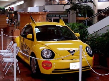 Un coche con pintura y decoraci&oacute;n de Pikachu en un evento de Pok&eacute;mon en un centro comercial de EEUU en el a&ntilde;o 2000