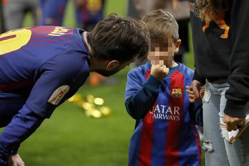Leo Messi con su hijo.