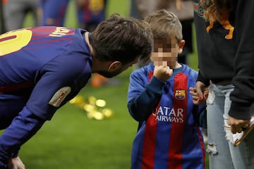 Leo Messi con su hijo.