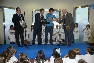 David Silva recibió el premio en manos de Butragueño y Di Stéfano