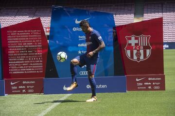 La presentación de Paulinho con el Barcelona en imágenes