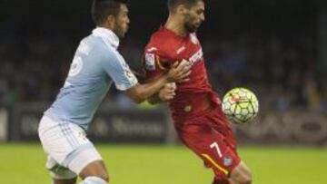 &Aacute;ngel Lafita (d) controla un bal&oacute;n en el partido ante el Celta.