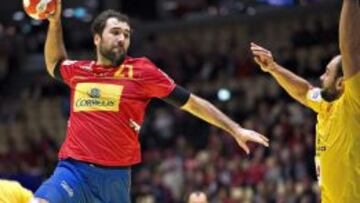 El central de la selecci&oacute;n espa&ntilde;ola de balonmano Joan Ca&ntilde;ellas (i) en acci&oacute;n ante el macedonio Nemanja Pribak (d), durante el partido de la fase principal del Europeo Dinamarca disputado entre Espa&ntilde;a y Macedonia en Herning (Dinamarca), hoy, mi&eacute;rcoles 22 de enero de 2014. 