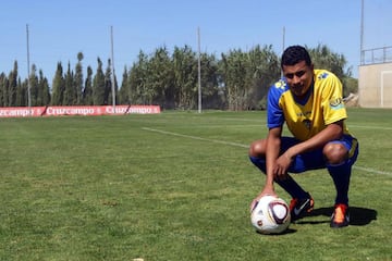 Granada lo cede para que tenga más rodaje en la segunda división de España. Durante la temporada 2011-2012 estuvo en el Cádiz, jugó 29 partidos y anotó tres goles. En ese campeonato su equipo llegó hasta las finales de los play-off de ascenso.