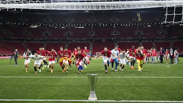 Los jugadores del Sevilla corren havia el trofeo de campeones de la Europa League.