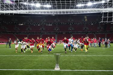 Los jugadores del Sevilla corren havia el trofeo de campeones de la Europa League.