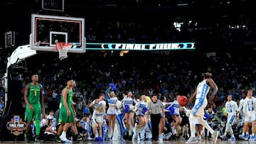 Theo Pinson, de North Carolina, celebra el triunfo ante los Ducks de Oregon.