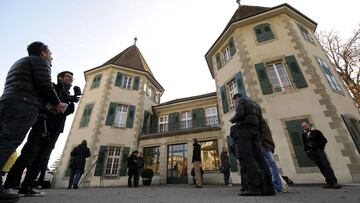 Journalists wait outside of the Court of Arbitration on November 21, 2011 in Lausanne. Spanish cyclist Alberto Contador arrived to fight a bid by cycling's governing body to impose a doping ban which could strip him of his 2010 Tour de France title. The three-time Tour de France winner is to plead his case at the Lausanne-based Court of Arbitration for Sports, which has been charged with examining if minute traces of clenbuterol found in a urine sample in 2010 is proof that Contador used drugs to enhance his performance. AFP PHOTO / FABRICE COFFRINI
DOAPJE DOPING TAS
PUBLICADA 22/11/11 NA MA43 2COL