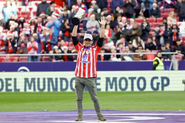 El piloto Jorge Martín, actual campeón del Mundo de MotoGP y seguidor del Atlético de Madrid, recibe un homenaje antes del partido de Liga que disputan Atlético de Madrid y Getafe este domingo en el estadio Riyadh Air Metropolitano. 