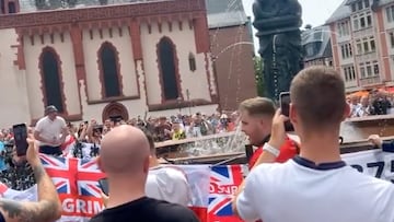 Hincha de Inglaterra salta a fuente en Alemania