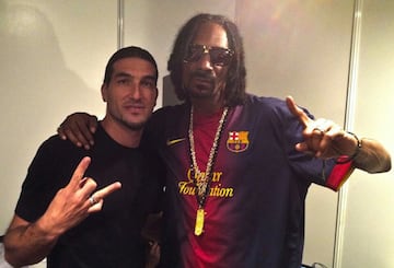 El exguardameta del Barcelona Jose Manuel Pinto asistió a uno de los conciertos de Snoop y le obsequió una camiseta del club blaugrana. 