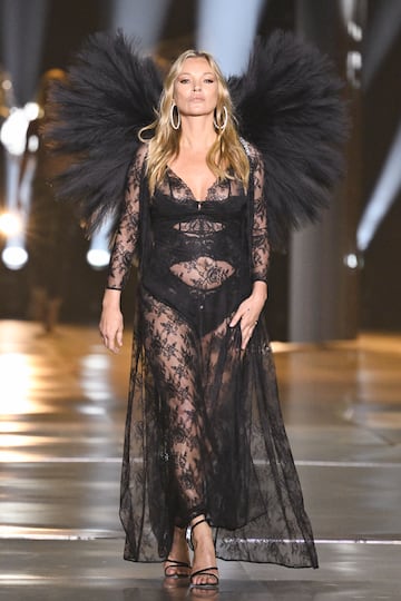 Kate Moss durante el desfile de Victoria's Secret Fashion Show en Brooklyn.