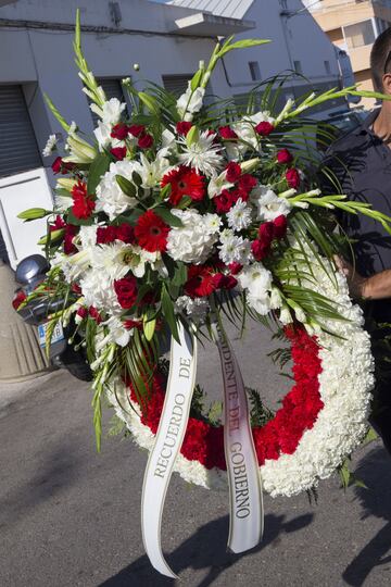 Corona de flores en el velatorio de Ángel Nieto.