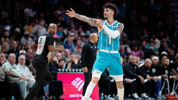 LaMelo Ball, base de Charlotte Hornets, celebra un triple ante Brooklyn Nets.