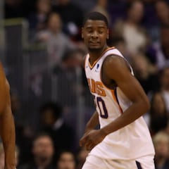 Harden se aprovecha del colista para seguir asombrando: 44+8+6