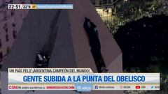 El hincha argentino más loco: ¡se subió a la punta del Obelisco a 68 mts del suelo!